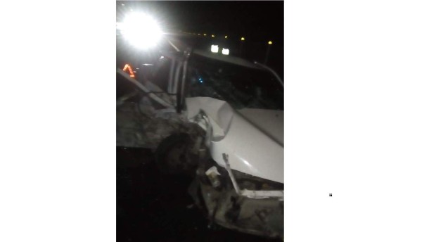Dos lesionados deja choque entre un carro y un tráiler en la Autopista Mazatlán- Culiacán