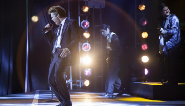 Ni la serie de Luis Miguel evita caída de acciones de Netflix