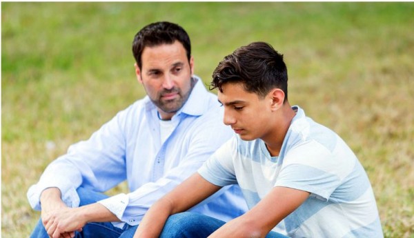 Un hijo muestra a sus padres sus propios problemas: terapeuta familiar