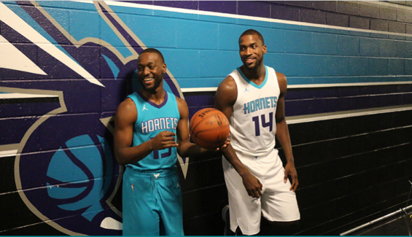 Presente la marca Jordan en el uniforme de los Hornets de Charlotte