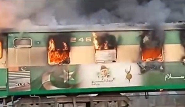 Al menos 73 personas muertas tras incendio en tren de pasajeros en Pakistán