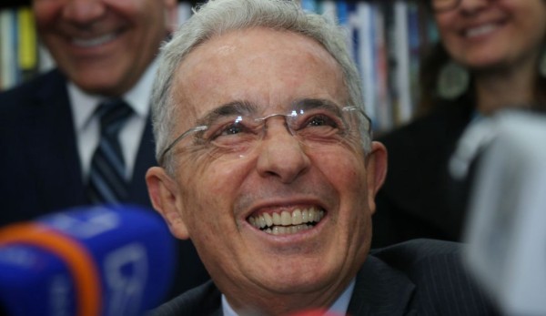 Corte Suprema de Colombia ordena detener al ex Presidente Álvaro Uribe por fraude y soborno