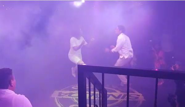 VIDEO Libran funcionarios estatales batalla en la pista de baile