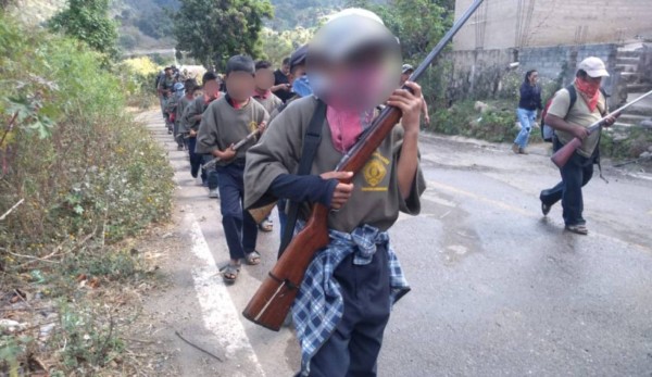 Policía Comunitaria en Guerrero presenta a 19 niños armados como sus nuevos miembros