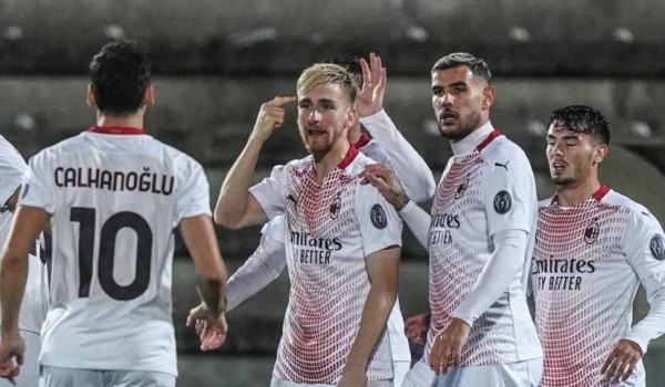 El Milan avanza con mucho sufrimiento a los grupos de Europa League