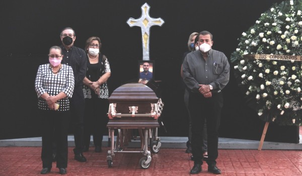 El regidor José Carlos Trujillo García es despedido por el Alcalde Eliazar Gutiérrez y otros funcionarios, en el Palacio Municipal de Navolato. Fotos: Cortesía del Ayuntamiento de Navolato.