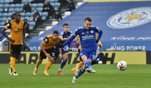Jamie Vardy le dio el triunfo al Leicester por la vía del penalti.