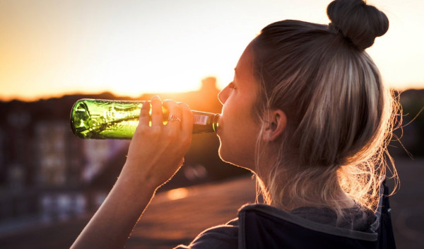 Mujeres beben casi igual que los hombres: CIJ