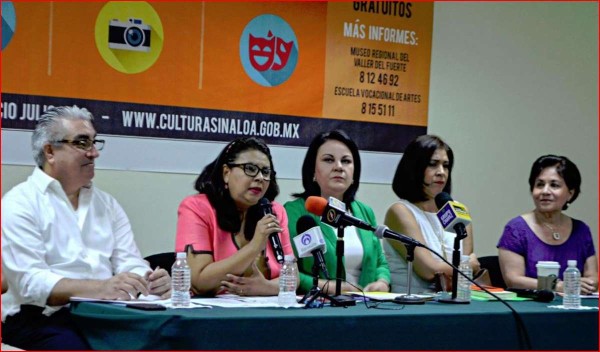 María Luisa Miranda encabeza la presentación de los proyectos, ante distintos instructores.