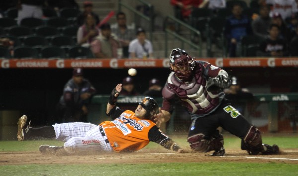 Deja Tomateros escapar la victoria ante Naranjeros, en 14 entradas