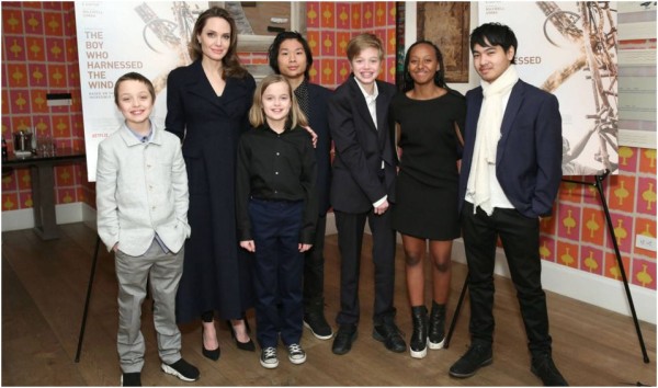 Angelina Jolie posa en familia, tras el divorcio