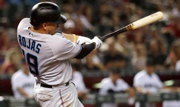 Marlins de Miami le otorga contrato de dos años al SS Miguel Rojas