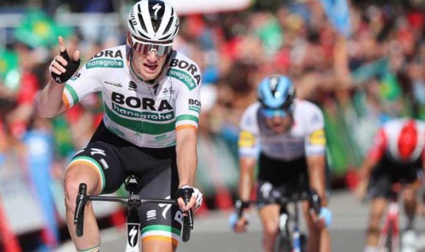 Sam Bennet se lleva el premio en un final de etapa accidentado