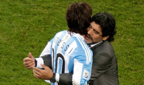 Messi es un osito de peluche: Maradona