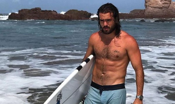 El actor Pablo Lyle surfeando el año pasado. Actualmente se encuentra en arresto domiciliario y sólo puede salir con su familia y a misa.