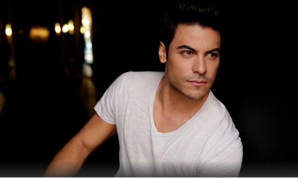 Carlos Rivera desea suerte a Victor Manuelle, que lo suplirá en la conducción del Grammy Latino este jueves. Foto: Tomada de milenio.com