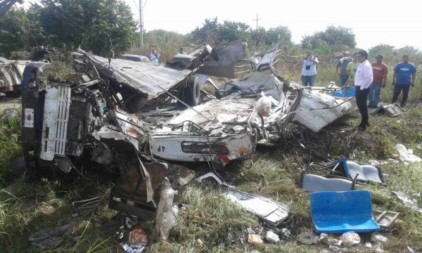 En el accidente del camión arrollado por el tren fallecieron 5 personas y 21 quedaron heridas.