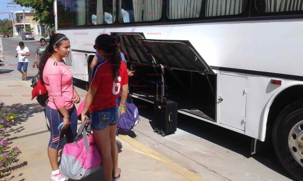 Los softbolistas a su partida de la ciudad.