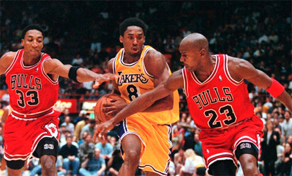 Kobe Bryant ganó cinco títulos NBA, por seis de Jordan y Pippen.