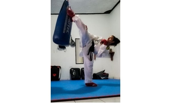 La karateca culiacanense Yamilet Terrazas arma su propio dojo en casa