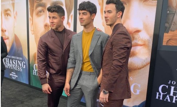 Jonas Brothers celebran en grande la premier de Chasing Happiness