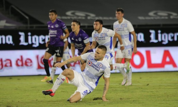 Jonathan Rodríguez resbaló al momento de cobrar el penalti que levantó polémica la noche del viernes.