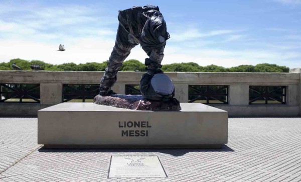 Decapitan y mutilan estatua de Messi en Argentina