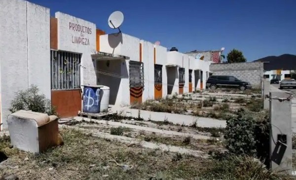 Las familias dejaron abandonadas las viviendas ante el incumplimiento de la inmobiliaria.