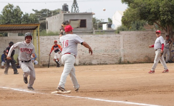 Acecha Familia Herrera el tricampeonato de la Liga de Beisbol de Categoría ‘ZC’
