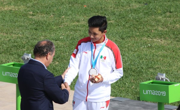 Edson Ismael Ramírez Ramos recibe su medalla de plata. (Foto: Conade)