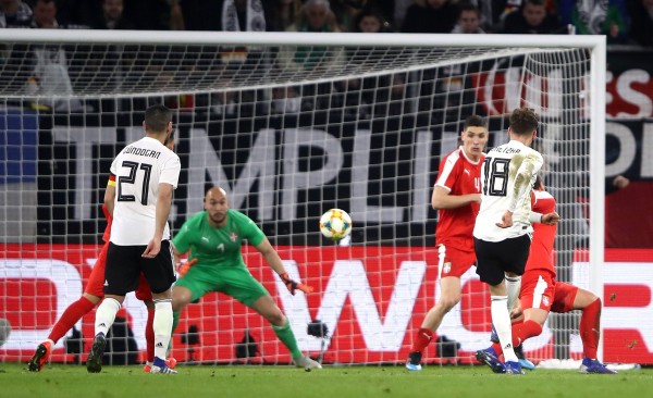 Alemania empata 1-1 con Serbia y da señales esperanzadoras