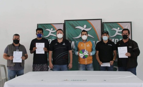 Encargados de las selecciones municipales de baloncesto reciben nombramientos por parte del Imdem