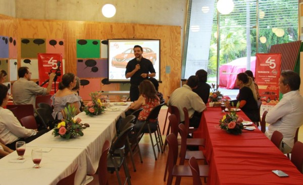 Adrián López Ortiz, director ejecutivo de Noroeste, en convivio con personal de la empresa.