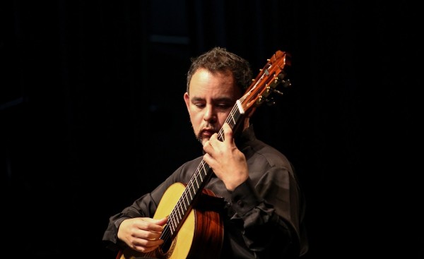 Rafael Elizondo durante su concierto.