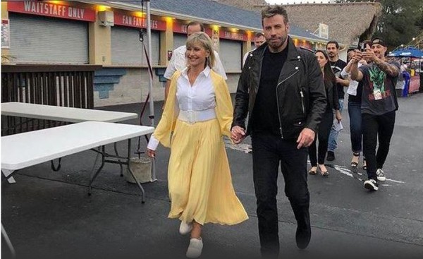 Olivia Newton-John y John Travolta recuerdan a sus icónicos personajes.