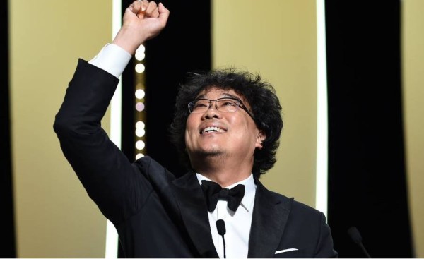 El cineasta coreano Bong Joon-ho celebra al saberse ganador.