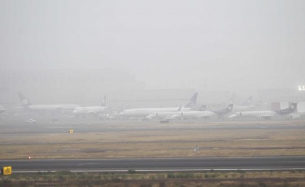 Tras afectación de cerca de 100 vuelos por un banco de niebla, caos continúa en el AICM