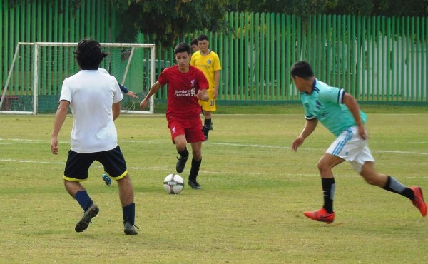 Buenos duelos hay en la Liga de Futbol Estudiantil “PASión por el Deporte”.