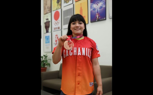 La gimnasta Alexa Moreno con el uniforme de Águilas de Mexicali.