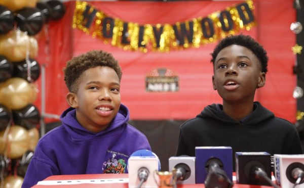 Jaden Piner y Alex Hibbert comparten su experiencia con sus compañeros del colegio.