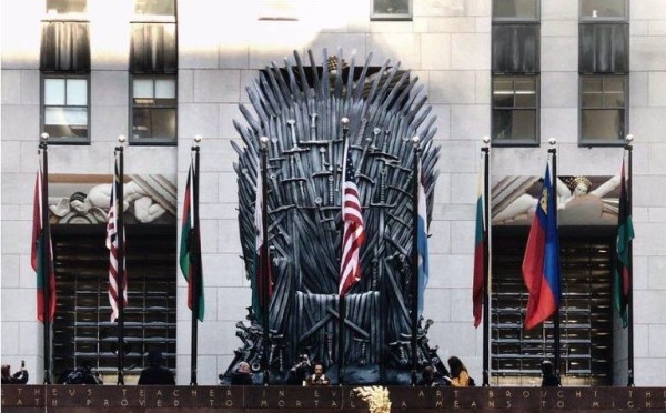Instalan trono gigante en Nueva York para estreno de Juego de Tronos