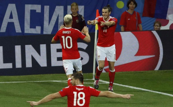Otro gol de Bale y Gales vapulea a Rusia para ganar su grupo