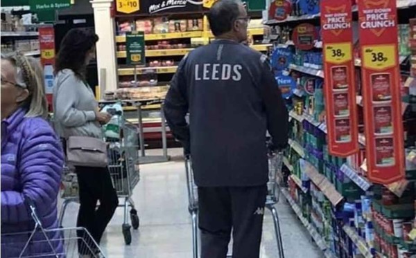 Captan a Marcelo Bielsa de compras en supermercado con pants de Leeds