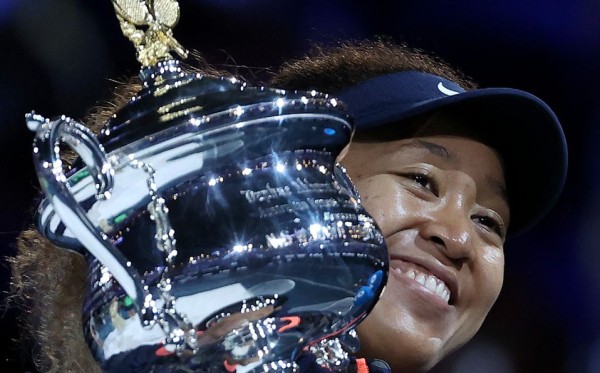 Naomi Osaka con su segundo trofeo de Australia.