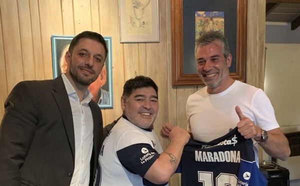 Maradona fue confirmado como DT de Gimnasia y Esgrima