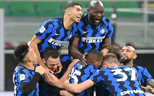 Inter echó al Milan de la Copa, en un derbi de locura y polémica que definió Eriksen