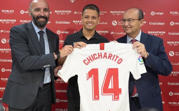 'Chicharito' es presentado con Sevilla