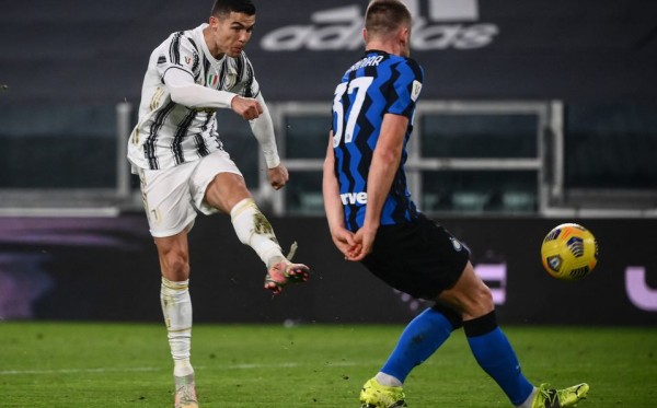 Cristiano Ronaldo intentando un tiro a gol ante el Inter.
