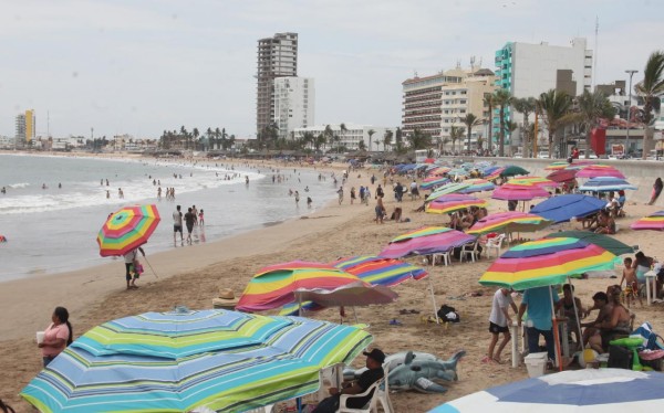 Se llenan ahora sí playas de Mazatlán tras reapertura del sector turístico