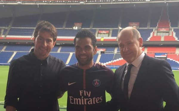 Alves es presentado en su nuevo club.